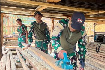 Prajurit Satgas Yonif 511/DY bangun rumah warga Konikme Lanny Jaya