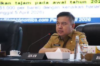 Sekjen Kemendagri minta pemda kendalikan harga komoditas&nbsp;