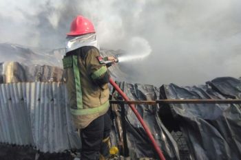 Damkarmat: Luas area terbakar di gudang ekspedisi capai satu hektare