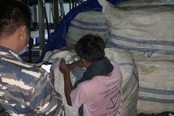 Indonesian Navy intercepts smuggled clothing from Malaysia