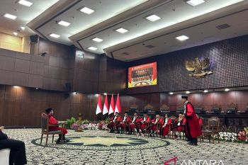 Hakim Konstitusi Liliek Prisbawono Adi bersidang di MK