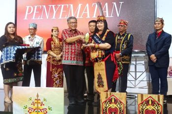 Tokoh perempuan di Surabaya terima gelar kehormatan dari Suku Dayak
