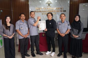 Digunakan studi di Spanyol, Kemenkum Sulbar serahkan sertifikat Apostille