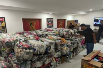 Polisi menggagalkan penyelundupan 157 ballpress pakaian impor bekas ke NTT