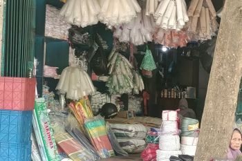 Harga plastik melonjak dua kali lipat di Baturaja, pengaruh konflik Timur Tengah