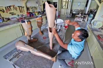 Sudinsos Jaksel bagikan 20 alat bantu kaki palsu untuk disabilitas