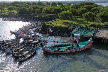 Nelayan tidak melaut akibat angin timur