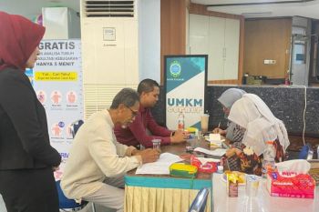 Bank Kalbar beri layanan cek kesehatan gratis dan kejutan balon berhadiah rayakan HUT ke-62