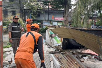 Pemkot Jakpus tertibkan belasan bangunan liar di bantaran kali