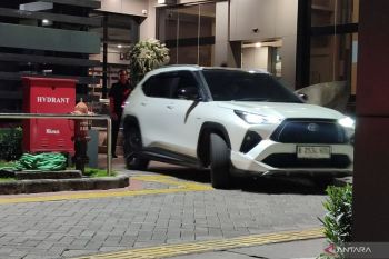 Tim Kejati bawa empat kotak kontainer dari kantor Dinas ESDM Jatim