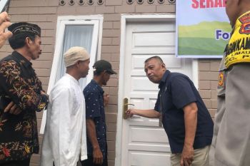 Harapan baru dari Limau Manis: Mulyadi terima kunci rumah usai 15 tahun tinggal di pondok sawah