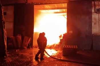 DPKP Surabaya: Penanganan kebakaran pabrik selotip lebih dari 15 jam