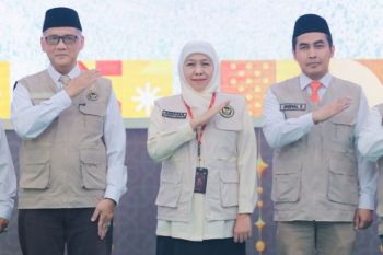 Khofifah dilantik jadi koordinator PPIH Embarkasi Surabaya 2026