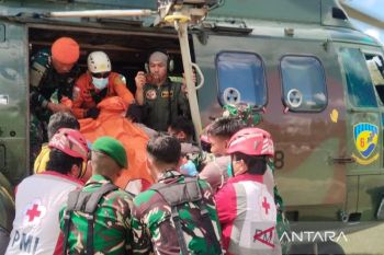 TNI AU evakuasi delapan korban insiden helikopter jatuh di Sekadau