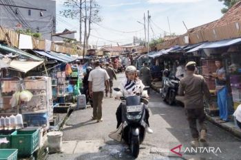 Petugas gabungan tertibkan 43 PKL pemicu macet di Jatinegara