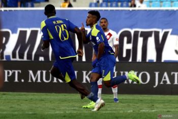Super League  - Arema bungkam Persis 2-0