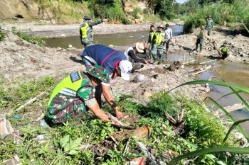 TNI hijaukan bantaran sungai Redelong rawan longsor cegah bencana di Bener Meriah, Aceh
