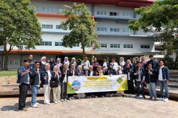 Dosen dan mahasiswa Pascasarjana Ilmu Lingkungan UNP praktek kerja lapangan ke Malaysia