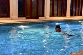 Seskab Teddy bagikan rutinitas renang Presiden Prabowo tiap jam 5 pagi