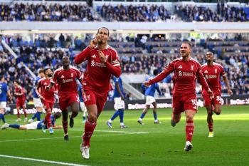Gol Virgil van Dijk bawa Liverpool menang dramatis 2-1 atas Everton