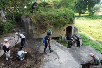 Bersih-bersih Benteng Kedung Cowek
