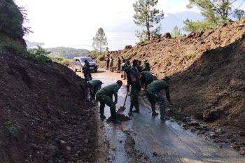 TNI buka akses jalan tertimbun longsor di Aceh Tengah