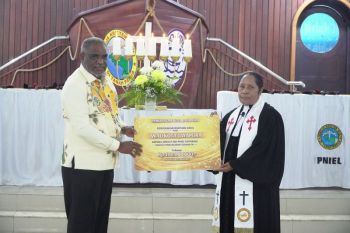 Wali Kota Jayapura serahkan bantuan keagamaan Rp100 juta bagi TK di Kotaraja