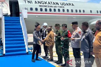 Wapres  Gibran kenakan atribut Papua saat awali kunjungan kerja di Nabire