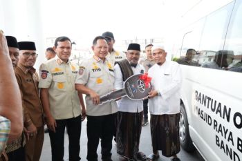 Mendagri serahkan bantuan mobil operasional Masjid Raya Baiturrahman Aceh
