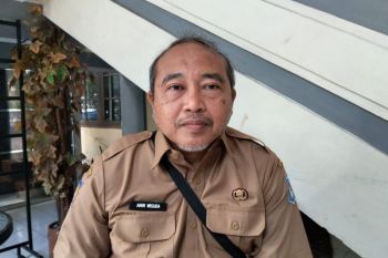 Jamaah calon haji Mataram terima rompi dan syal sebagai identitas