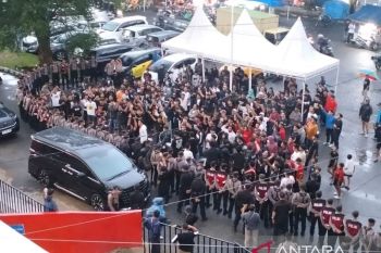 Gulkarmat Jaktim pakai pemecah beton untuk evakuasi jasad dicor