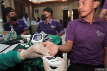 Pemeriksaan kesehatan kru dapur Asrama Haji Sukolilo Surabaya