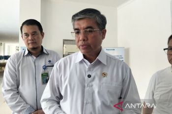 Manpower Minister asked companies not to withhold workers' diplomas