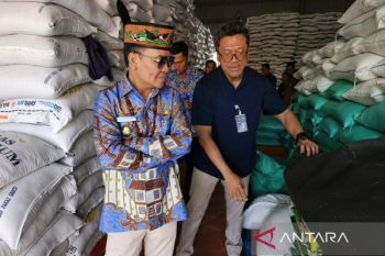 Tinjau Bulog, Gubernur pastikan ketersediaan pangan Kalteng aman