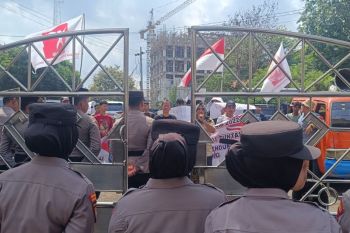 Massa LSMB datangi PN tuntut usut tanda tangan palsu kasus SPAM