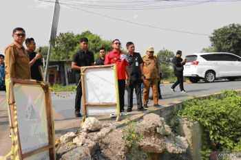 Plt Bupati Bekasi tinjau tiga titik jalan ambles di CBL, pastikan respons cepat
