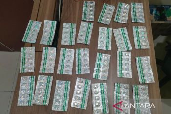 Polres Bekasi tangkap pengedar obat keras ilegal modus transaksi rumah