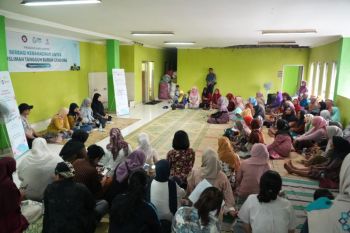 Hari Kartini, PLN Yogyakarta bantu sembako ke buruh gendong perempuan