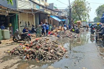 42 ton sampah dan lumpur diangkut dari Kali Phb Moh Mansyur Tambora
