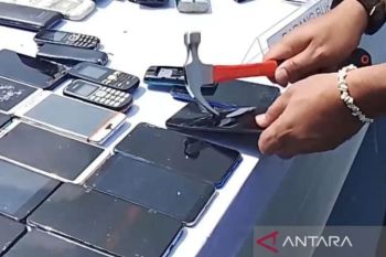 Kanwil Ditjenpas Riau musnahkan 84 telepon genggam hasil razia di Lapas Narkotika Rumbai