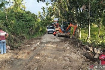 Pemkab OKU Selatan perbaiki jalan longsor di Desa Rantau Nipis