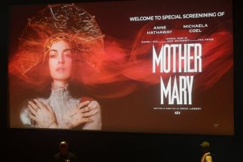 Penggemar harap Anne Hathaway tetap akting meski keren saat menyanyi