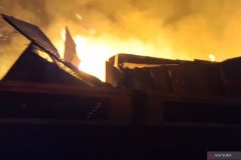 80 personel Gulkarmat Jaktim padamkan kebakaran gudang di Cakung