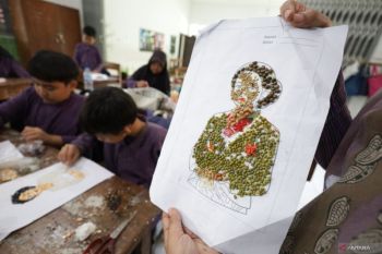 Kolase gambar Kartini berbahan ramah lingkungan