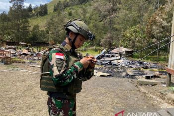 Satgas Yonif 511 periksa listrik pasca-kebakaran di Lanny Jaya