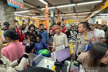 VP Gibran gives Kartini Day aid to Papuan mothers