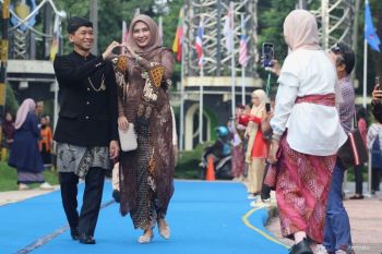 Fesyen Hari Kartini di ITS Surabaya