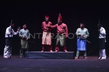 Pementasan Kesenian Tonel asal Muaro Jambi