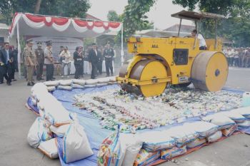 Pemkab Kediri musnahkan minuman beralkohol dan rokok ilegal