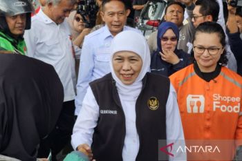 Khofifah salurkan sembako dan BBM gratis bagi ojek daring di Malang